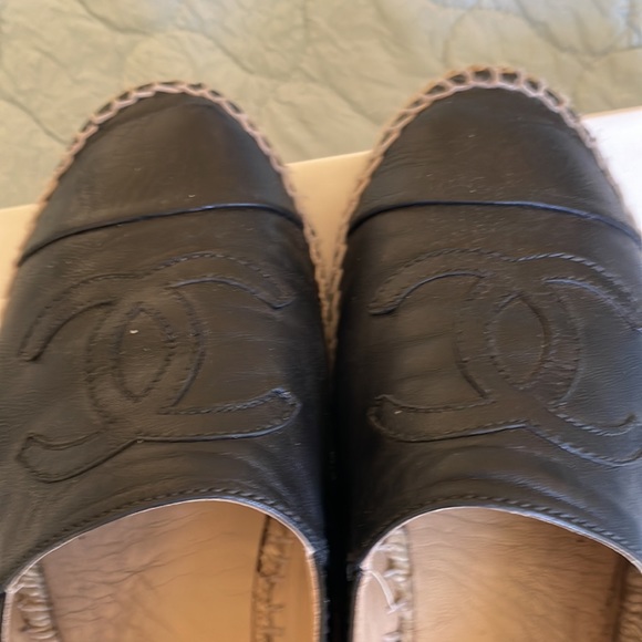 Authentic CHANEL LEATHER ESPADRILLES
38 - Picture 3 of 9